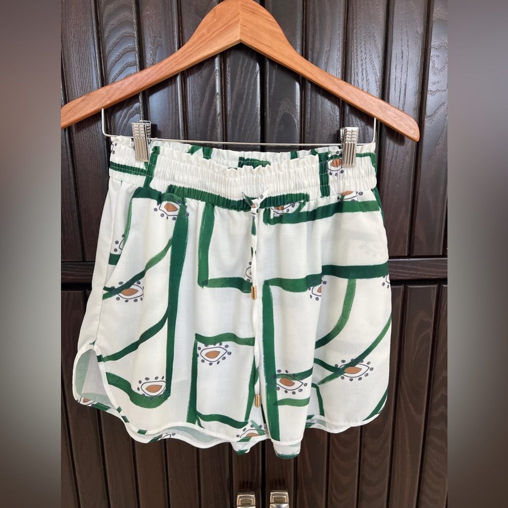 Green and White Patterned Shirt and Shorts Set - Picture 8 of 9